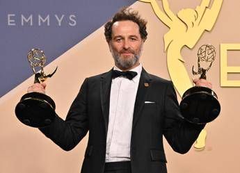 Emmy 2026, 14 premi a ‘Widow’s Bay’. Matthew Rhys e Jean Smart scrivono la storia